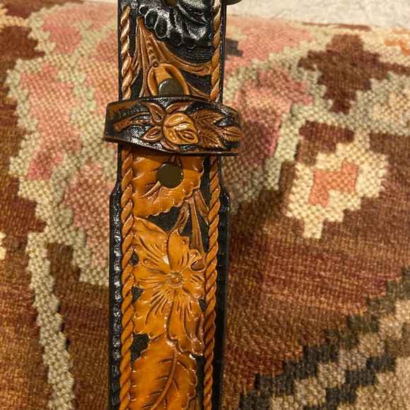 Vintage Floral Tooled Leather Belt - Picture 5 of 8